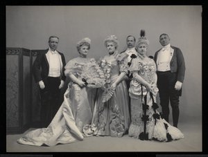 Gruppeportrett av Sydney Dillon Ripley, Mrs. J.T. Burden, fru Wm. Jay, Benjamin Nicol og oberst Wm. Jay på James Hazen Hyde Ball, New York, 31. januar 1905 (sølv gelatintrykk)